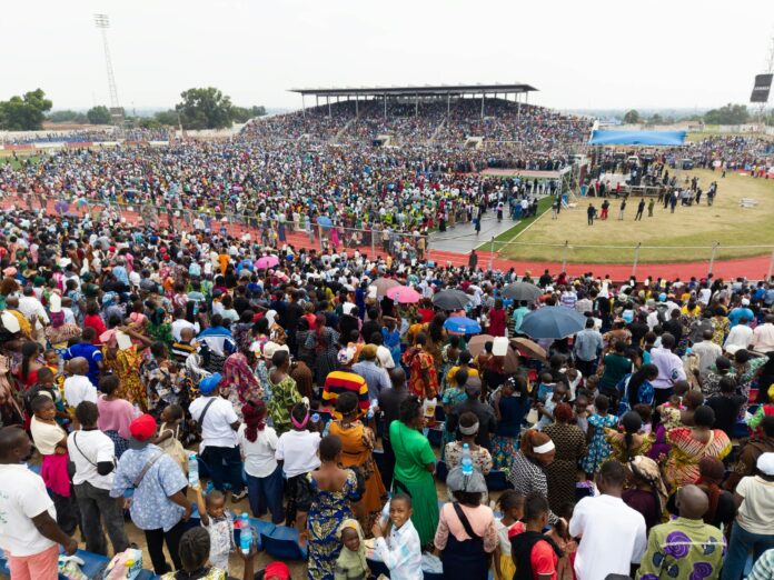 Foule de fidèles rassemblée au stade Kibassa Maliba pour le prophète Jules Mulindwa à Lubumbashi