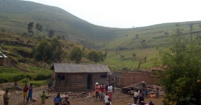 Habitations abandonnées et effets personnels éparpillés dans une localité de Masisi après des combats et des pillages