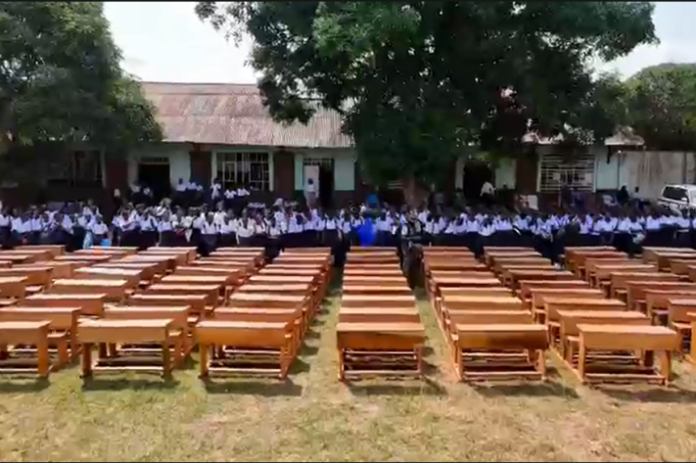 Illustration editoriale accompagnant : Mbujimayi : 2 000 bancs-pupitres remis à quatorze écoles