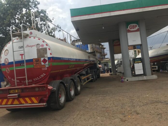 Citernes de carburant et stations-service à l'arrêt dans une ville congolaise
