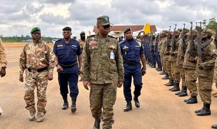 Checkpoint de Kasindi avec barrières, tente de dépistage Ebola et lac Édouard en arrière-plan