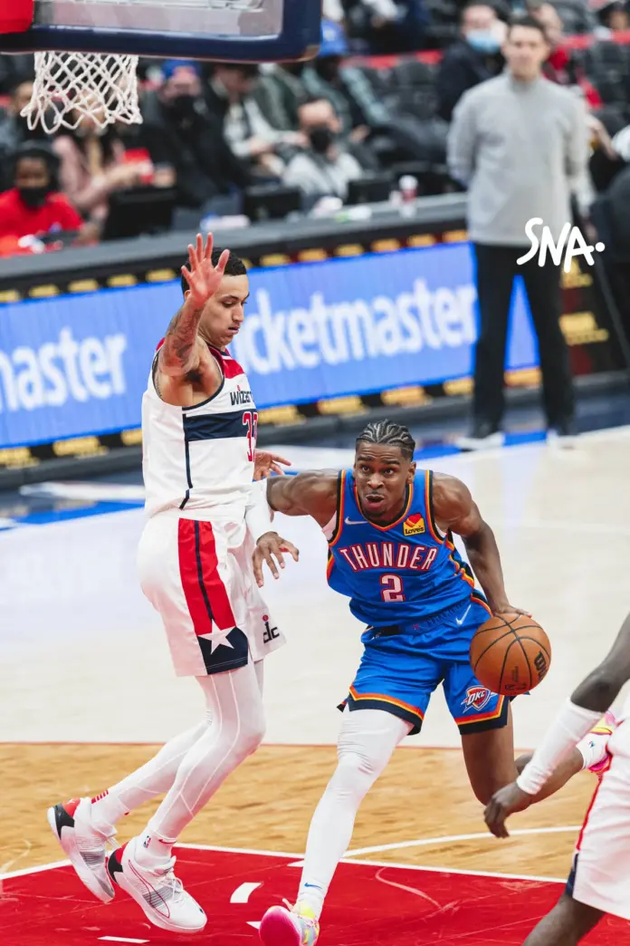 Illustration editoriale accompagnant : Oklahoma City s'impose 116-104 à San Antonio en ouverture NBA