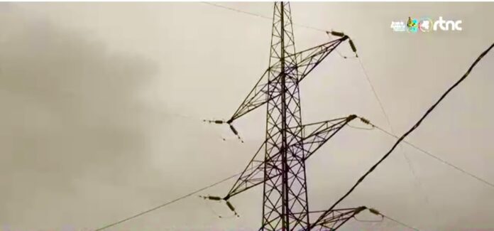 Pylônes et lignes électriques haute tension de la SNEL dans un paysage urbain de Kinshasa
