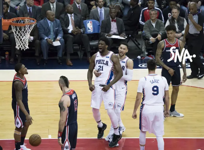 Illustration editoriale accompagnant : Philadelphie s'impose 106-100 à New York lors de la soirée des bagues