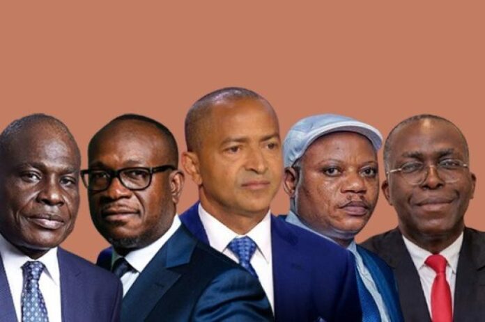 Micros et documents juridiques posés sur une table lors d'un point de presse à Kinshasa