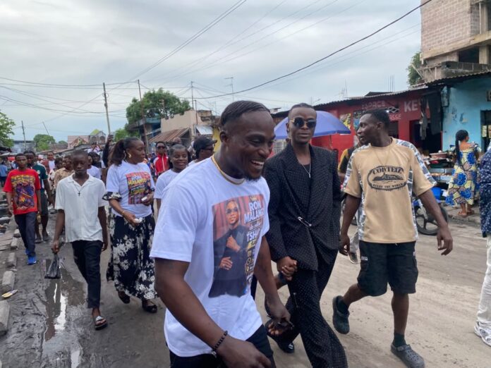 Foule en liesse dans les rues de Tshangu pour accueillir un jeune chanteur après une compétition musicale
