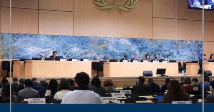 Camp de déplacés dans l’est de la RDC, tentes serrées et patrouille de casques bleus au loin