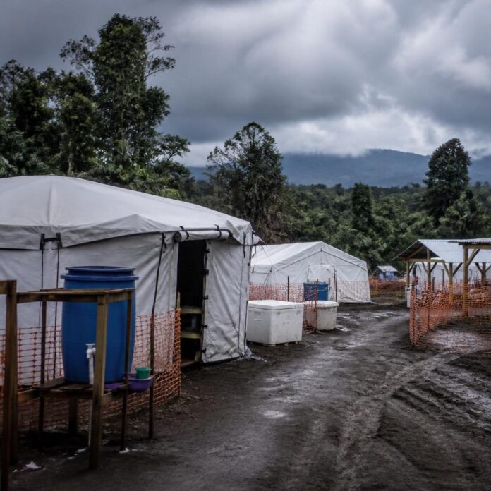 Centre de traitement Ebola installé dans une zone de conflit à l’Est de la RDC, avec tentes d’isolement et matériel médical