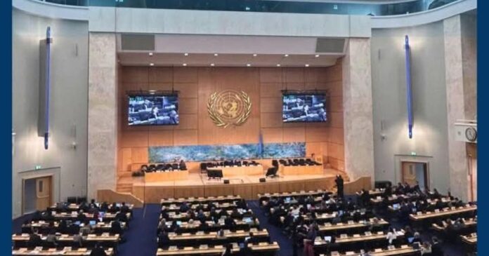 Salle de conférence internationale à Genève avec pupitre, microphones et documents, évoquant l’appel de la RDC à l’ONU