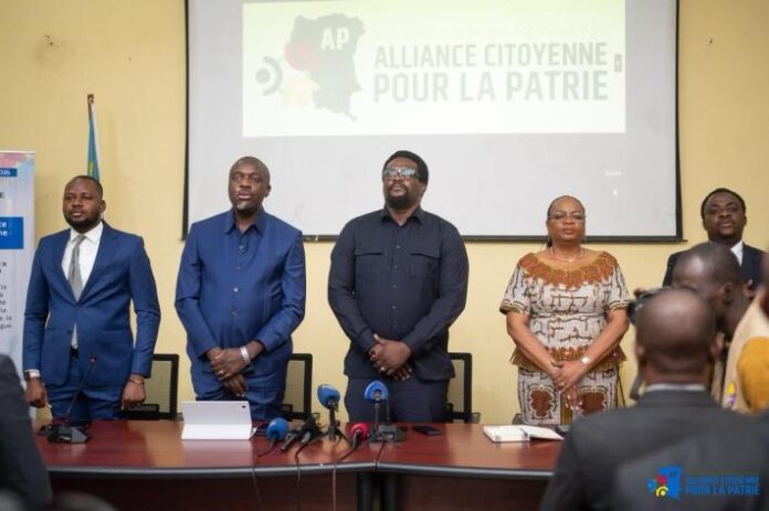 Documents financiers, carte de la RDC et symboles du dollar et du yuan sur un bureau, évoquant une enquête sur des paiements