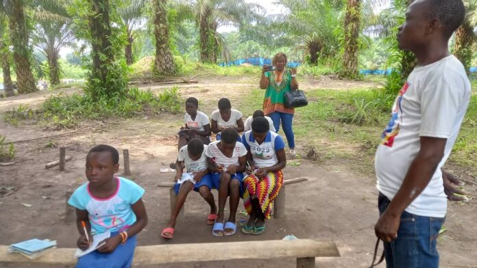 Bâtiment scolaire en matériaux locaux avec deux salles de classe et cour en terre battue dans une zone rurale du Nord-Kivu