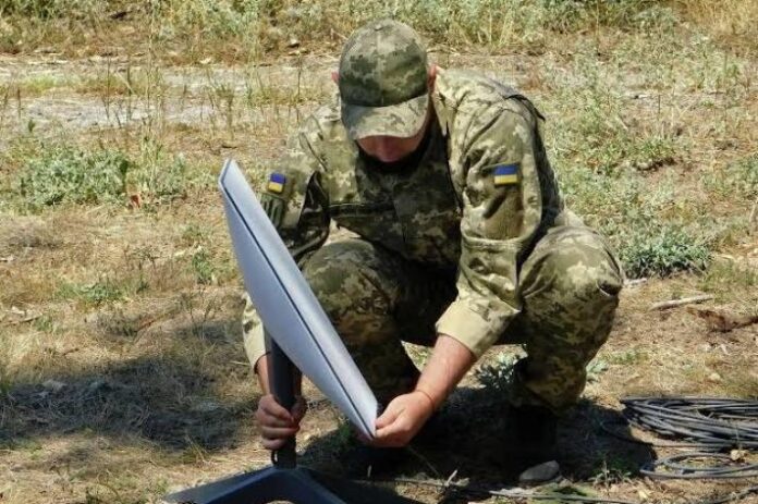 Illustration editoriale accompagnant : Starlink en Ukraine : Musk renvoie la faute à l'armée US et à Trump