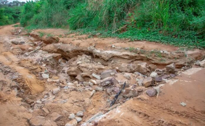 Illustration editoriale accompagnant : Tshopo : route Kisangani–Opala encore en mauvais état après deux ans