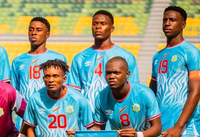 Groupe de joueurs de football en maillots bleus sans texte ni filigrane apparent