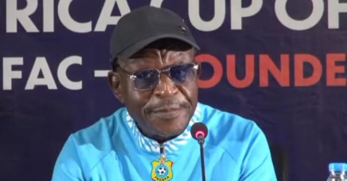 Jeunes footballeurs congolais sur un terrain d'entraînement à Yaoundé avant le match contre le Gabon