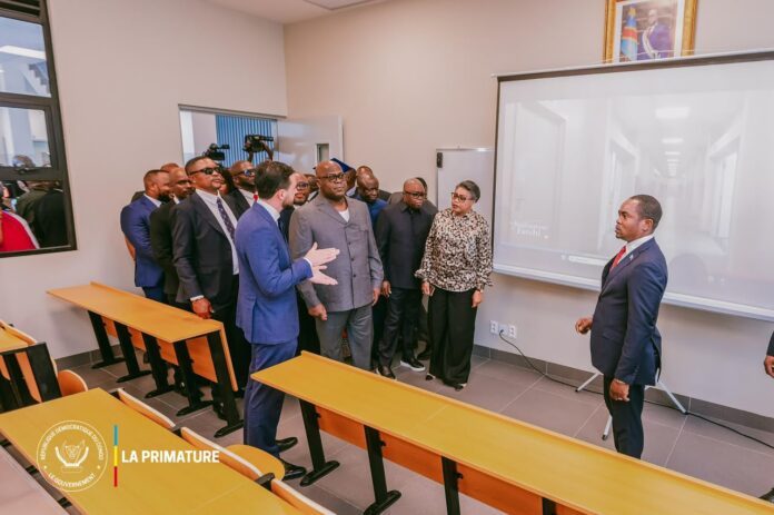 Bâtiment universitaire moderne de l'UPN avec auditoires, laboratoires et rampes d'accès à Kinshasa