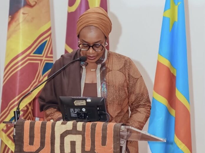 Salle d’exposition dédiée au patrimoine congolais avec textiles kuba et œuvres d’art à Venise